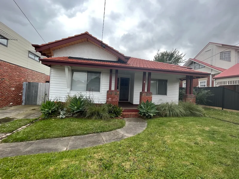 LIGHT, BRIGHT 3 BEDROOM HOUSE IN PRIME LOCATION