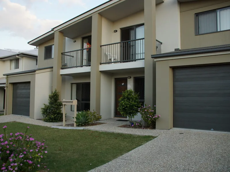 SINGLE GARAGE with Spare Carport TOWNHOUSE & CLOSE TO AMENITIES