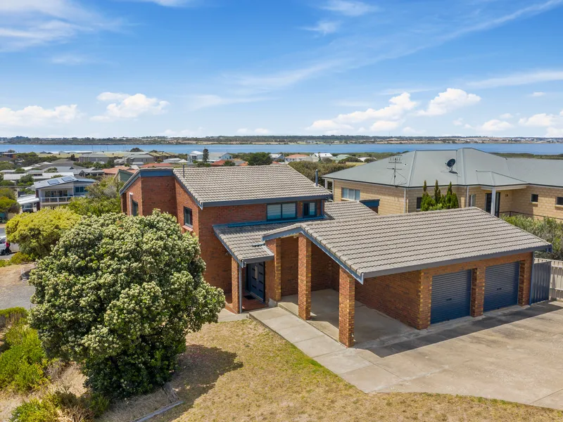 THE ULITMATE DRESS CIRCLE - SAIL, SURF, GOLF & FISH, ALL WITHIN WALKING DISTANCE.