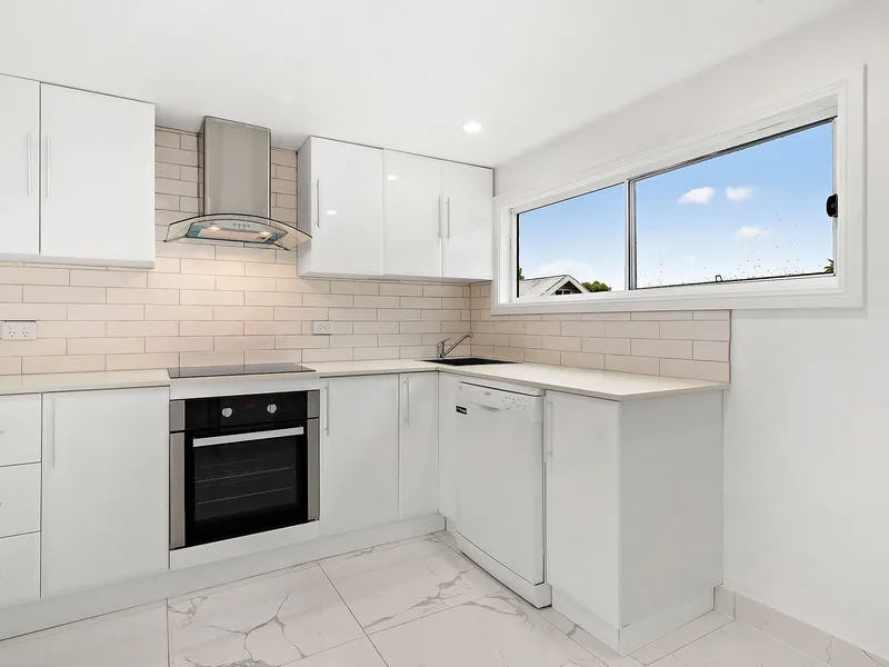 Exceptional Space With 6 Bedrooms Located in Coverted Suburb