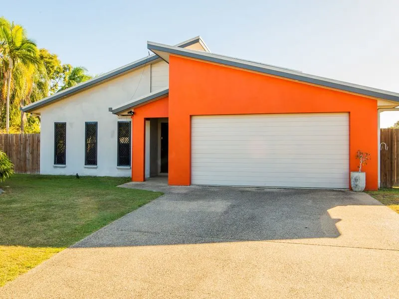 STYLISH FAMILY HOME ON LARGE BLOCK!