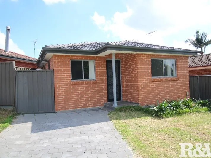 STREET FACING GRANNY FLAT!!