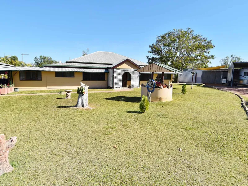 **MAJESTIC FAMILY HOME+SHED ON ACREAGE**
