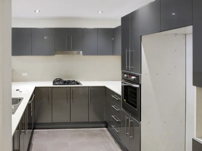 OVERSIZED 2 BEDROOM APARTMENT IN CONVENIENT LOCALE