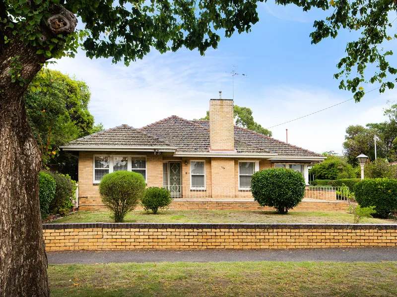 ORIGINAL 1960s CREAM BRICK FAMILY HOME OPPOSITE LAKE WEROONA