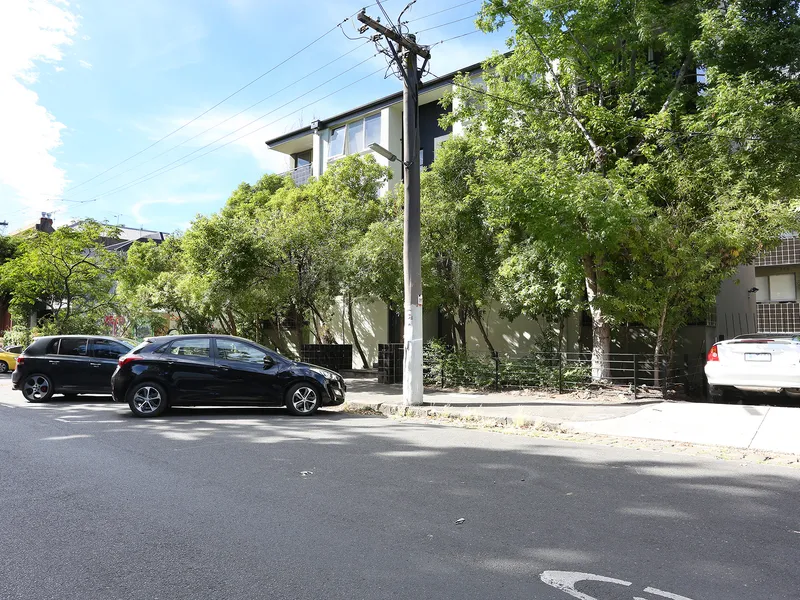 GREAT LOCATION - 2-BEDROOMS, 2 CAR PARKS