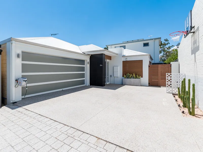 MODERN HIGH SPEC HOME