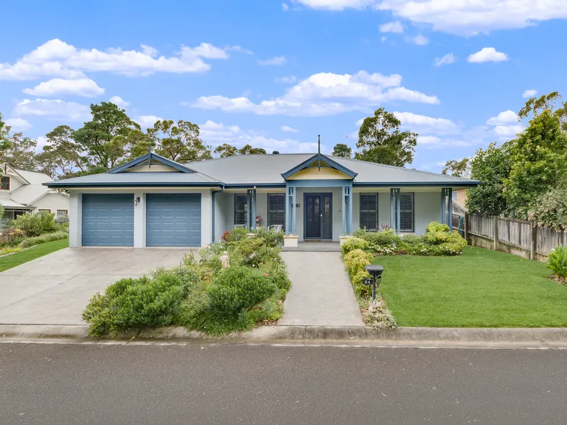 Large Family Home Backing Wentworth Falls Golf Course - View by Appointment