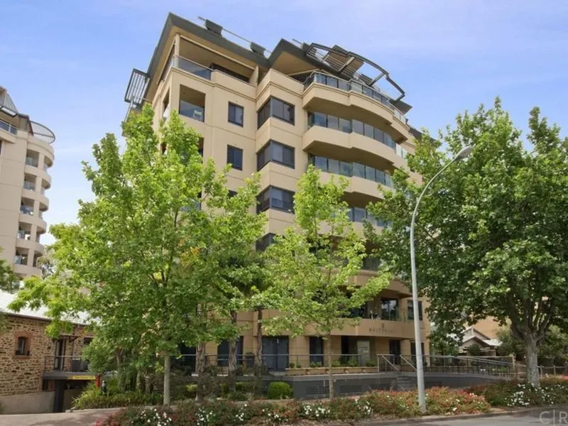 Executive and Spacious Apartment with two car parks on the City Fringe!!