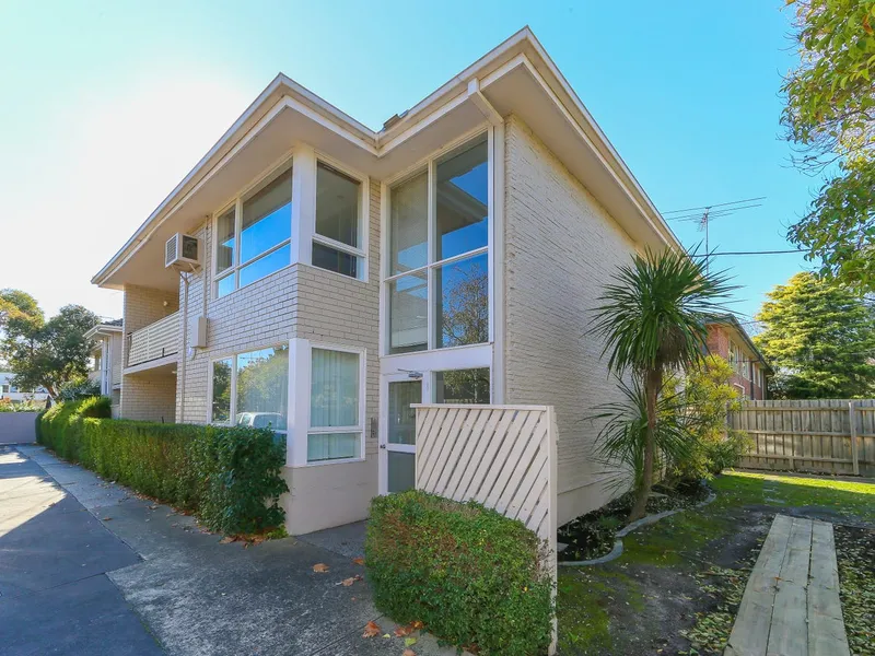 WALKING DISTANCE TO THE TENNYSON STREET TRAM STOP