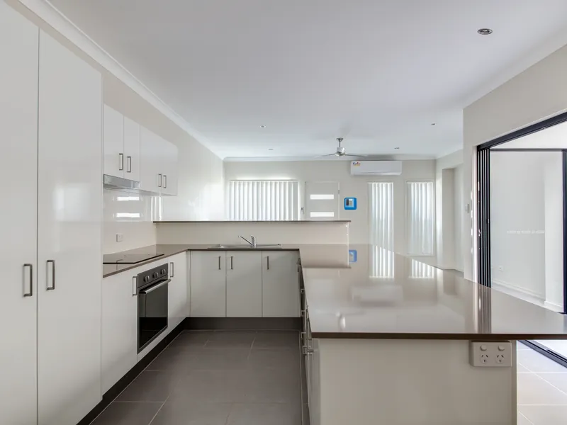 Light And Bright End Town House With Air-Con In Every Room!