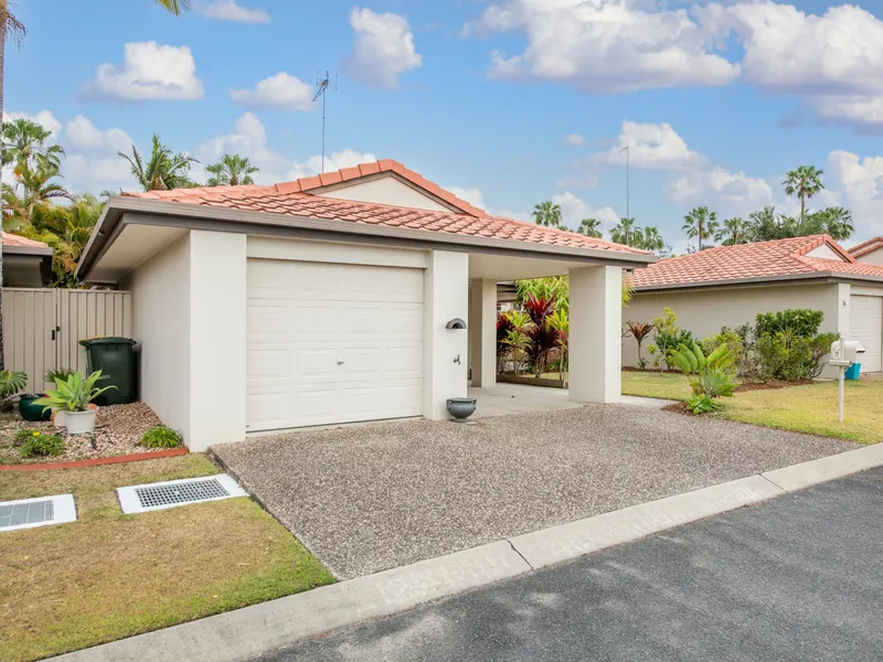 SINGLE LEVEL SPACIOUS TOWNHOUSE IN GREAT LOCATION