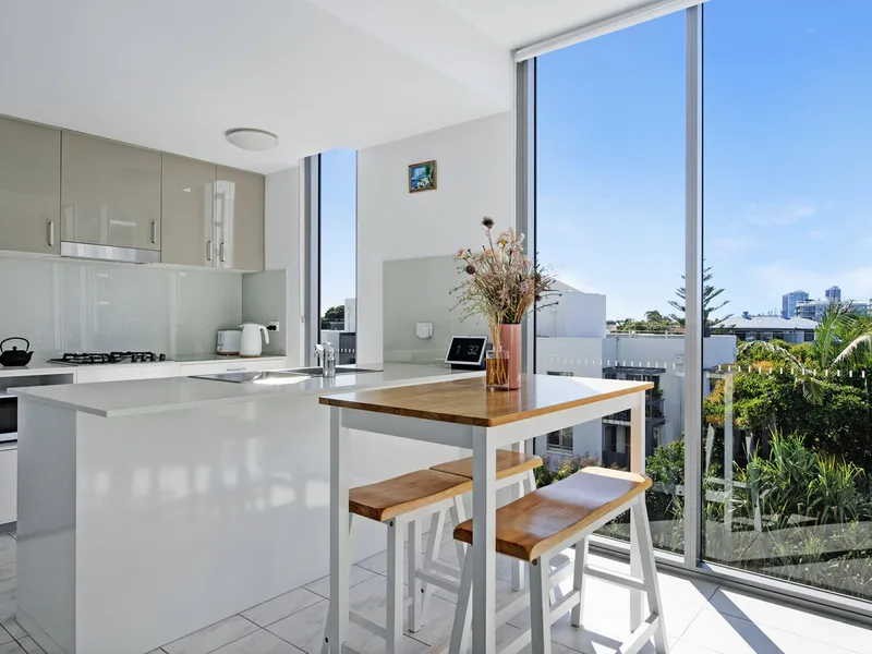 Spacious Light Filled Two Bedroom Apartment near Broadwater