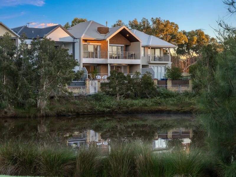 A masterpiece of design and elegance, in the exclusive 'Ascot Waters'.