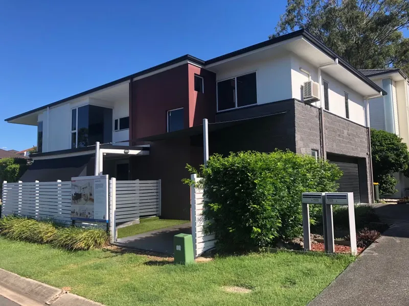 SPACIOUS & MODERN FAMILY HOME