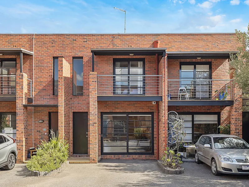 Spacious indoor-outdoor lifestyle in a prized warehouse quarter
