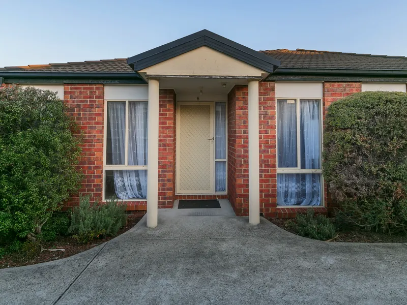 CASUAL COMFORT IN LOW MAINTENACE BLISS