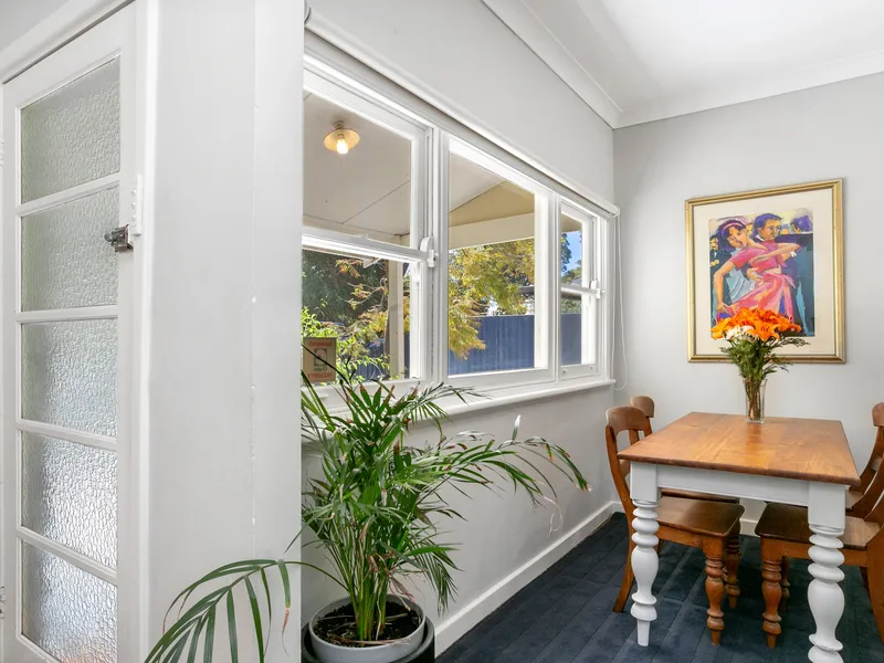 CIRCA 1950'S COTTAGE - GREAT LOCATION !