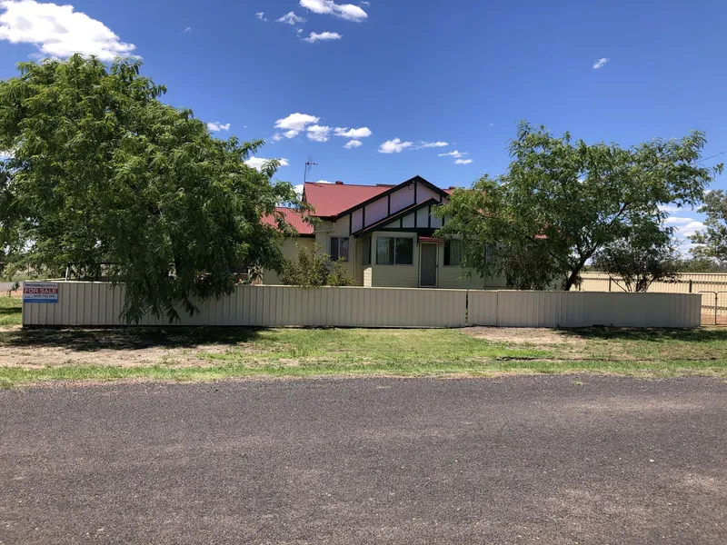 Great Versatile Family Home with Large, Lockable 6 Bay Shed