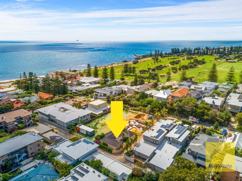 YOUR OWN DELIGHTFUL COASTAL COTTAGE!