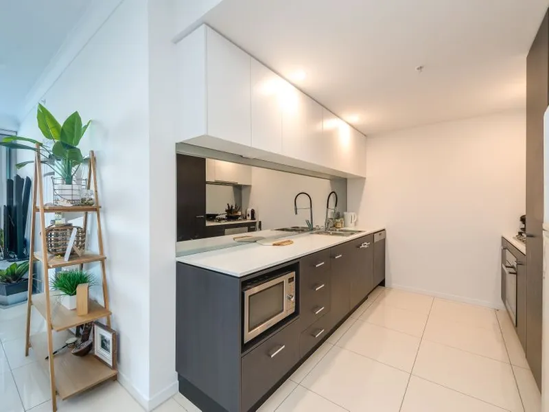 LUXURY WATERFRONT APARTMENT IN SOUGHT AFTER LOCATION.