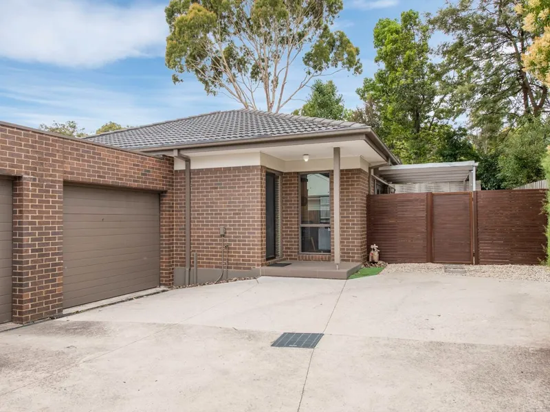 Modern townhouse in Central Location – Featuring 2 Bedrooms, 2 Bathrooms and Lock Up Garage!