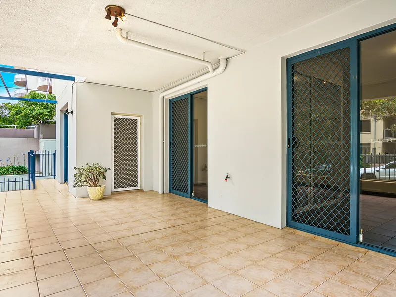Newly Renovated Apartment With Large Courtyard