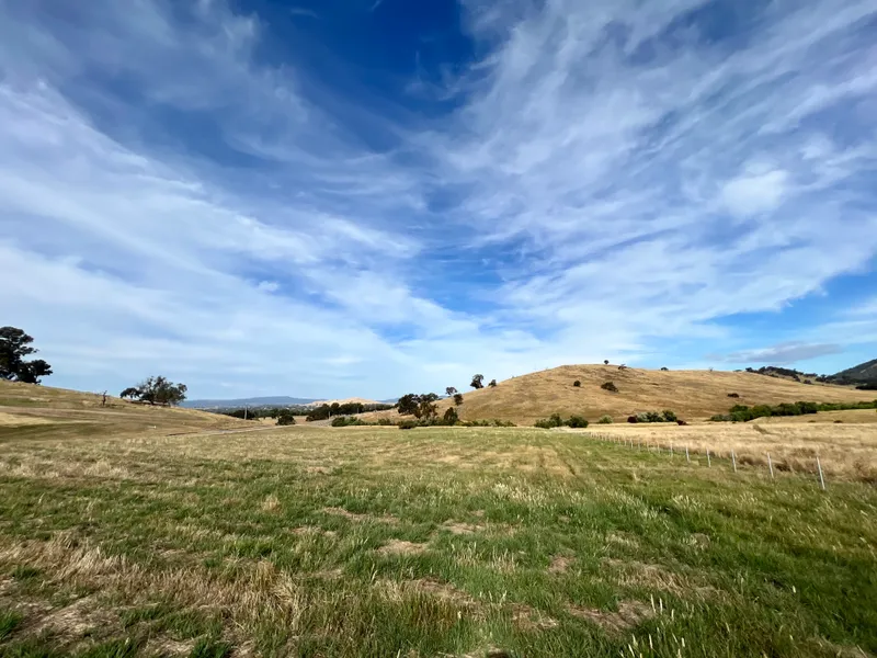 6.6 ACRES MINUTES FROM HIGH STREET