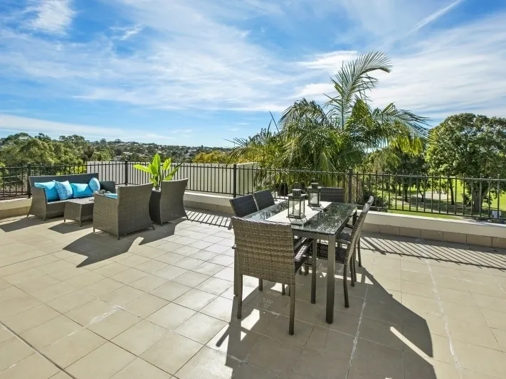 RENOVATED TOWNHOUSE – FOR LOVERS OF  PRIVACY & ENTERTAINING