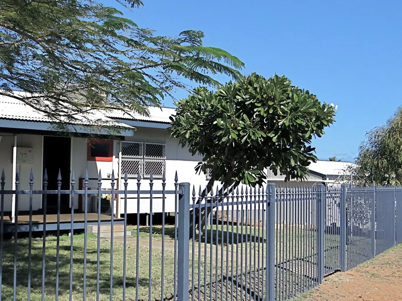 COMFORTABLE, LIGHT, BRIGHT & AIREY HOME. GREAT LOCATION.