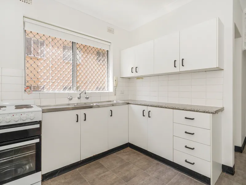 Beautifully Presented Sun-Soaked Unit!