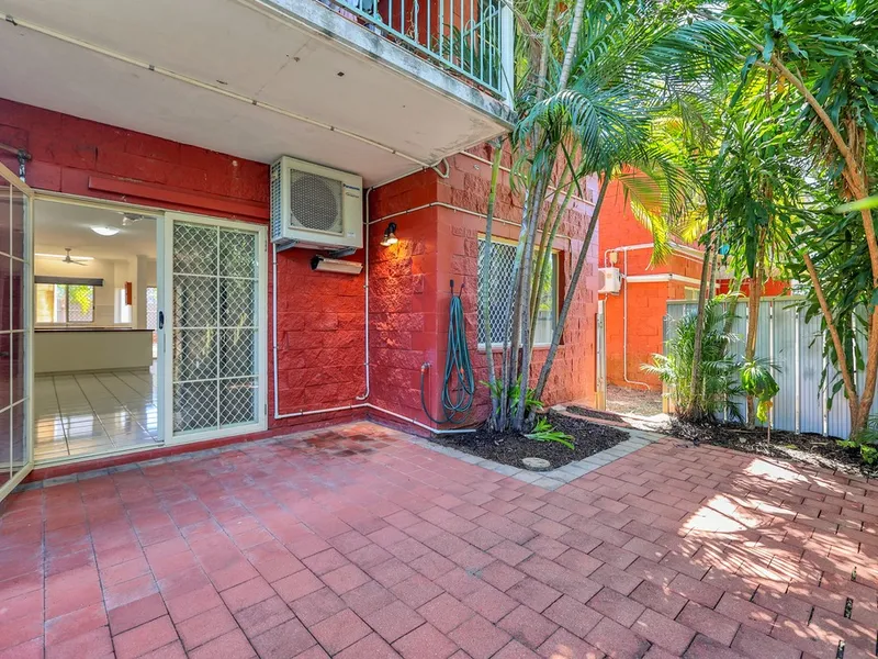 Vibrant homw with private COURTYARD