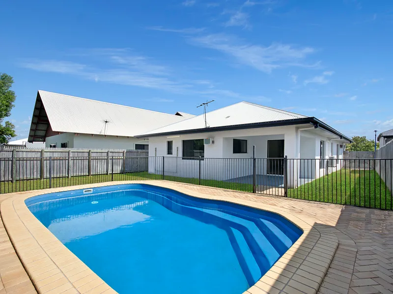 Central Location - Riverside Family Home With A Pool