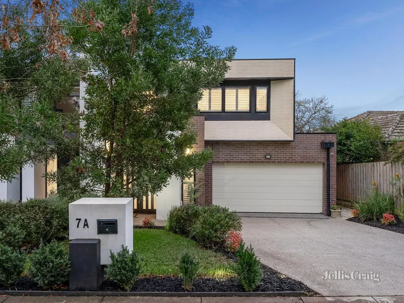 Pristine contemporary luxury in acclaimed East Doncaster SC zone