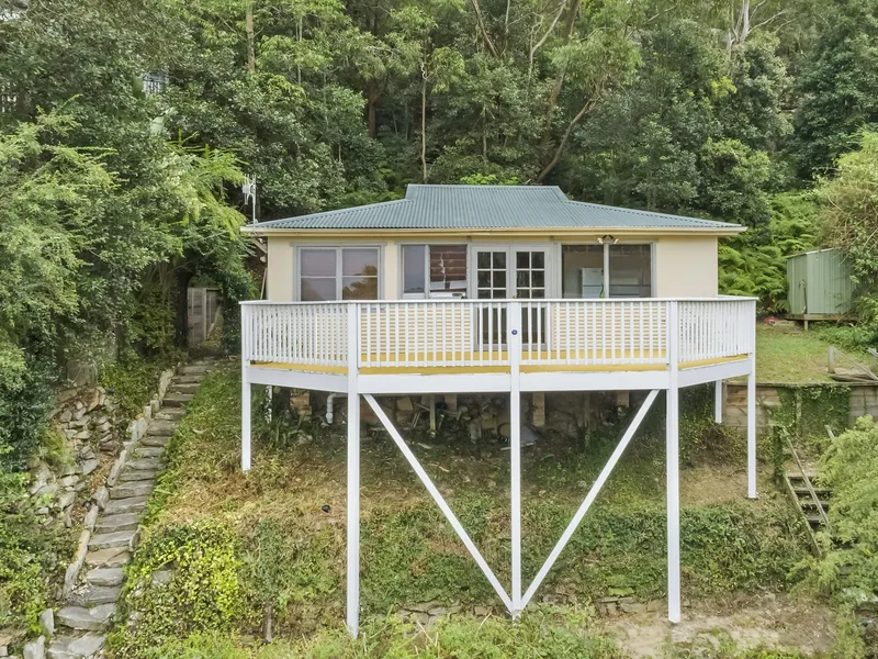 CHARMING COTTAGE ON 2 BLOCKS WITH WATER VIEWS