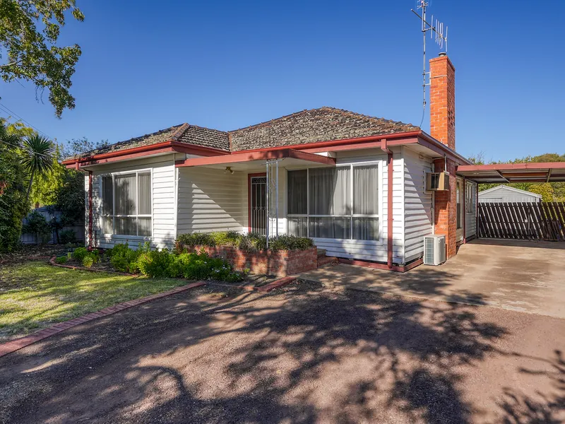 IDEAL FIRST HOME WITH LARGE BLOCK & CENTRAL LOCATION!