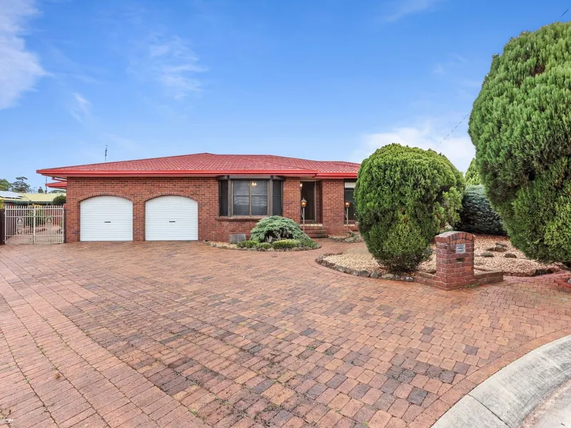 Low Set Home with Side Access in a Parkside Cul-de-sac