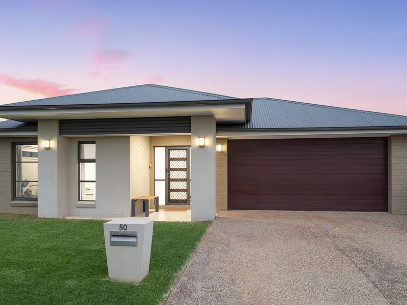 Beautiful Simonds Family Home + Pool + Solar