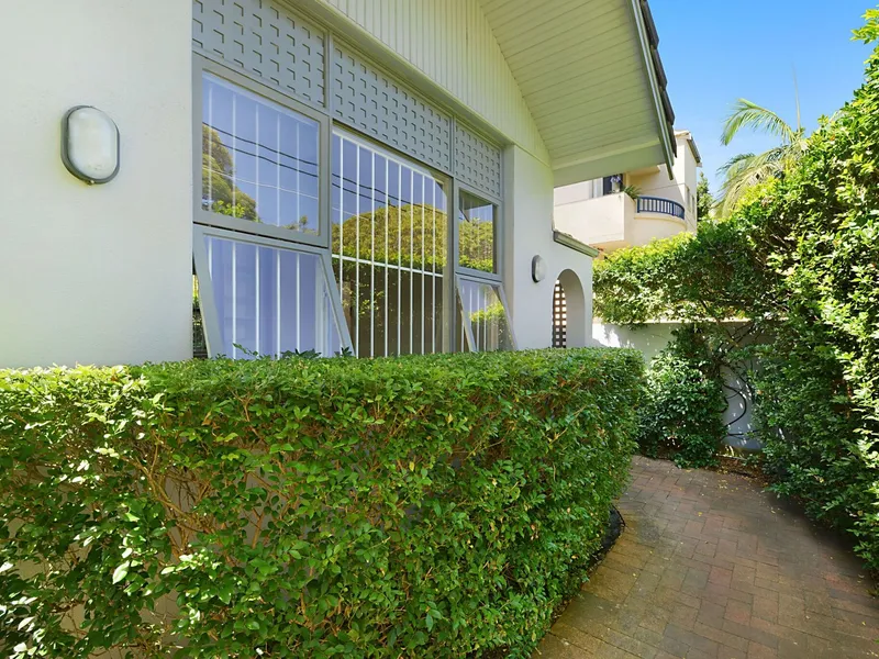 Free standing family home close to shops and Beach