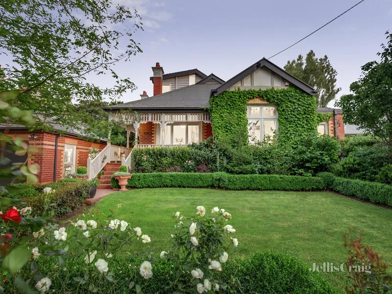 Edwardian Grace and exceptional poolside entertaining