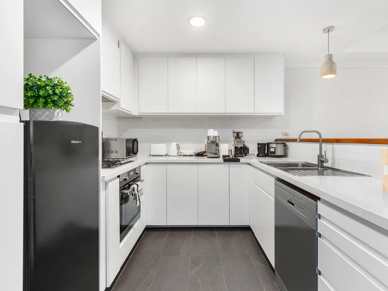 Spacious renovated apartment in prime CBD location