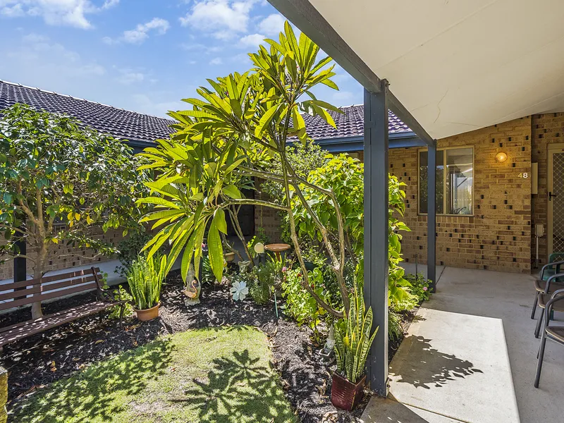 48 Lakeside Gardens - Top spot in the village and surrounded by lovely gardens