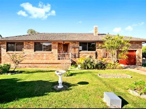 3 bedroom house in a beautiful coastal town