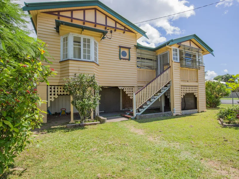 QUEENSLANDER ON 961M2 BLOCK 2 MINUTES FROM TOWN!