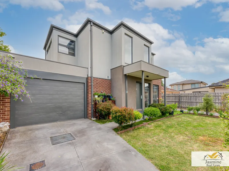 Spacious Town Home in the Heart of Noble Park