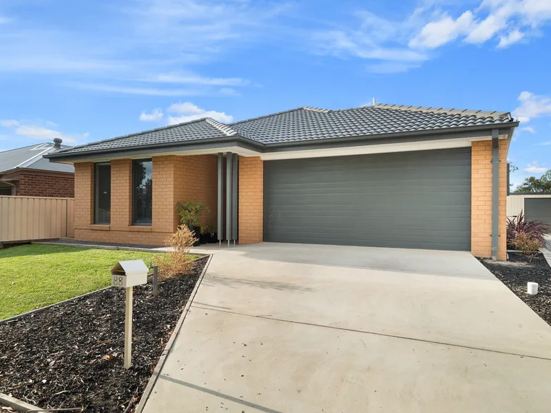 ALL THE MODERN COMFORTS IN PRIME BENALLA LOCATION
