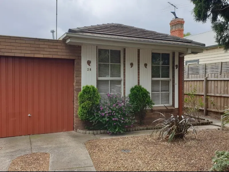Well presented cosy unit close to station