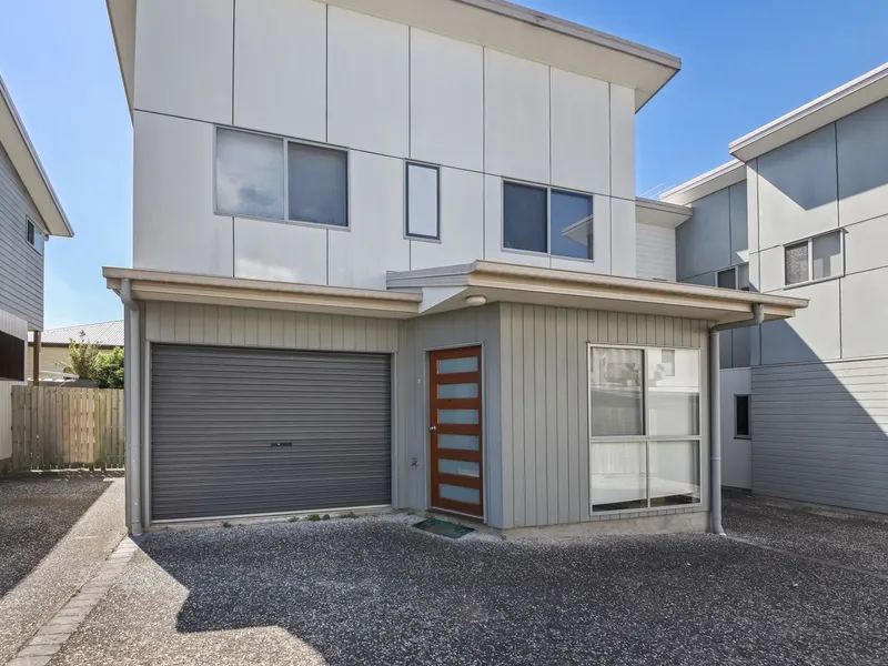 Spacious, Air-Conditioned Three Bedroom Townhouse with Courtyard