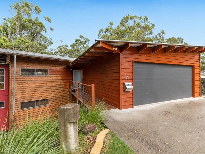 CONVENIENT, CONTEMPORARY LIVING WITH TREETOP VIEWS