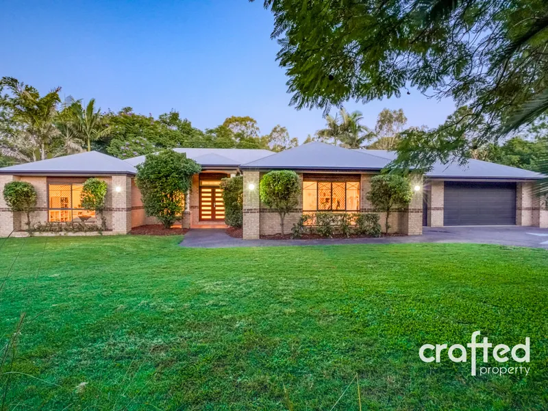 acreage life | Family Executive Lifestyle Set in Prestigious Street  (5000m2)